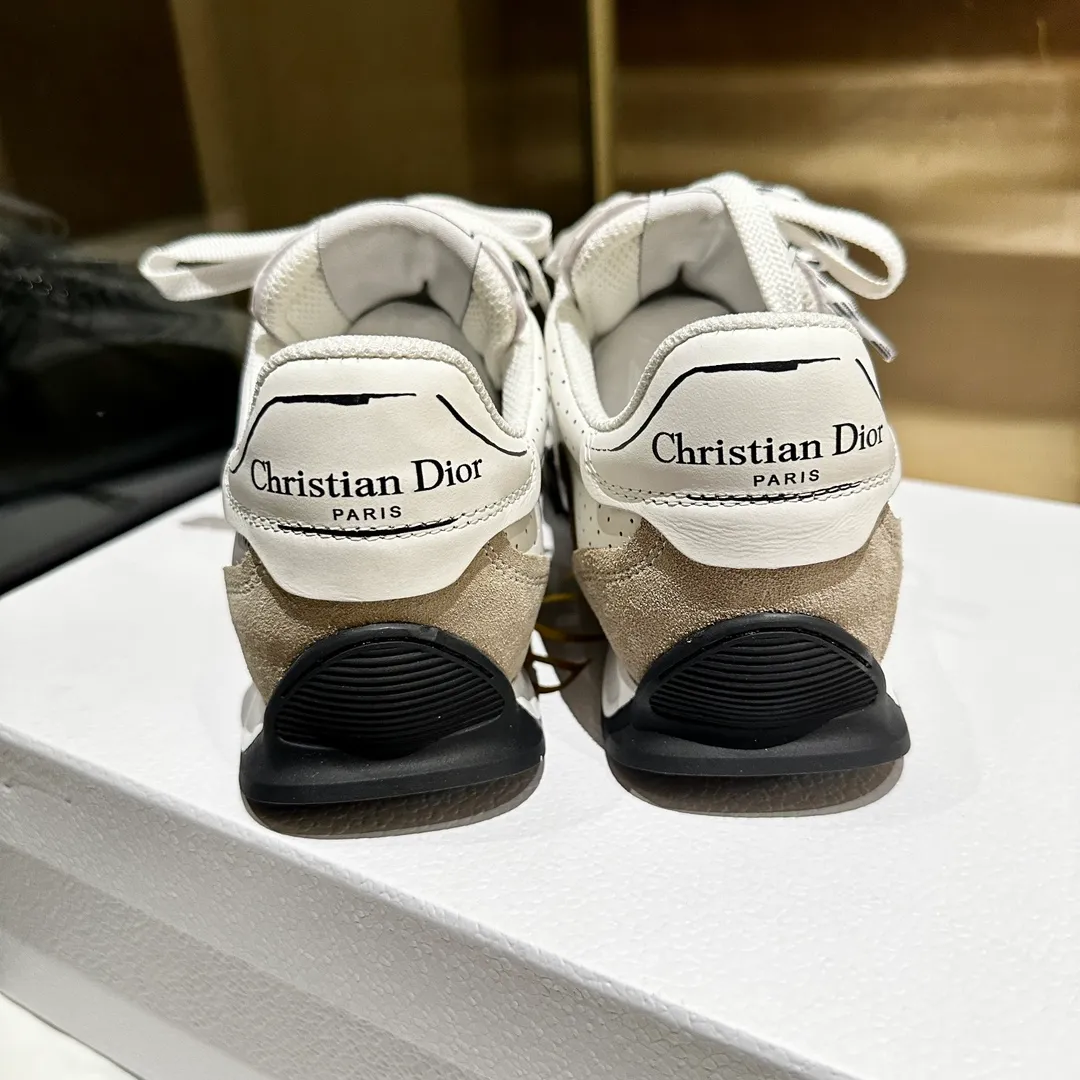 👟👟Ex-factory price 560👟👟 2025, new series, this Dior, C'est sneaker shows eye-catching and fashionable style. Carefully crafted, the 3D printed design of the upper is super fashionable, and the details also add a touch of elegance. The lightweight two-tone sole offers exceptional comfort and sporty style. Can add a stylish touch to any casual look. The tongue and sole are decorated with the Christian Paris logo, and the cowhide design is styled. Women's size 35-40